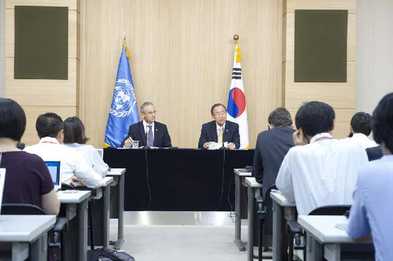 Secretary-General Ban Ki-moon (centre right) addresses a press conference in Seoul, Republic of Korea. [Evan Schneider/UN Photo]