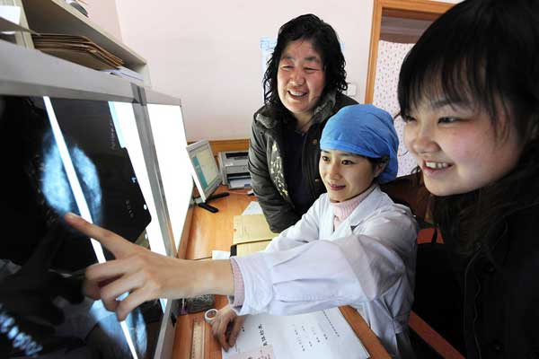 More women are offered free cervical cancer screening tests as the government launches more projects nationwide to fight the disease.Shou yiren / Asianewsphoto