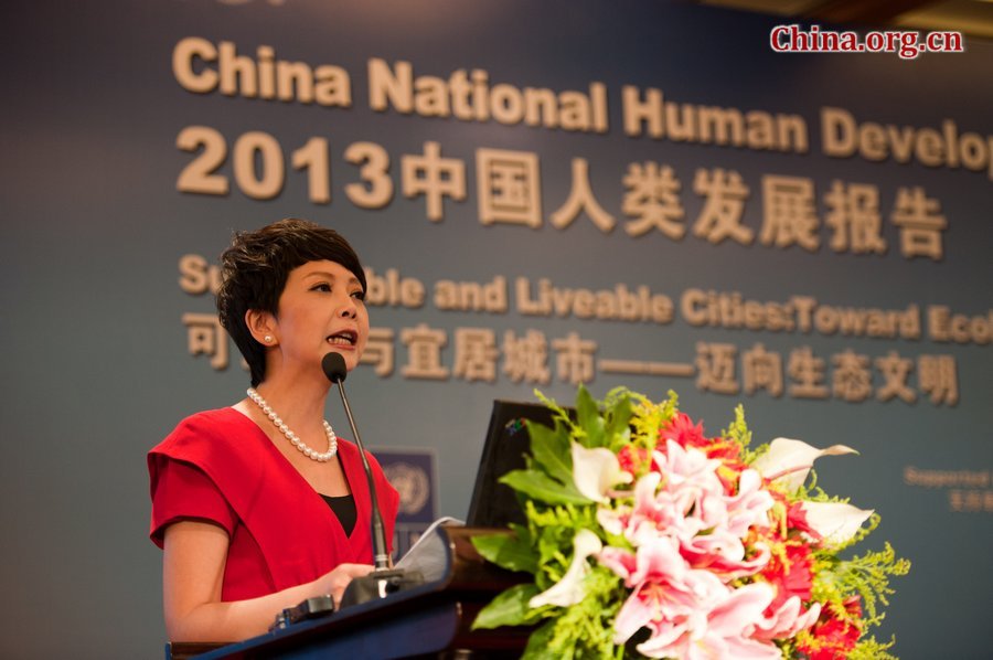 Tian Wei, hostess of China Central Television (CCTV) hosts the ceremony of the launch of China&apos;s 2013 National Human Development Report on Tuesday in Beijing. [Chen Boyuan / China.org.cn]