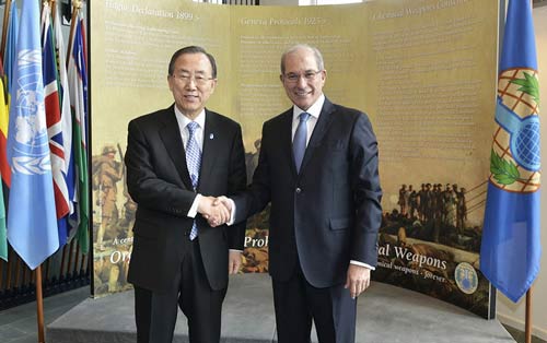 Secretary-General Ban Ki-moon (left) meets with the Director-General of the Organization for the Prohibition of Chemical Weapon (OPCW) Ahmet Üzümcü in The Hague.[OPCW] 