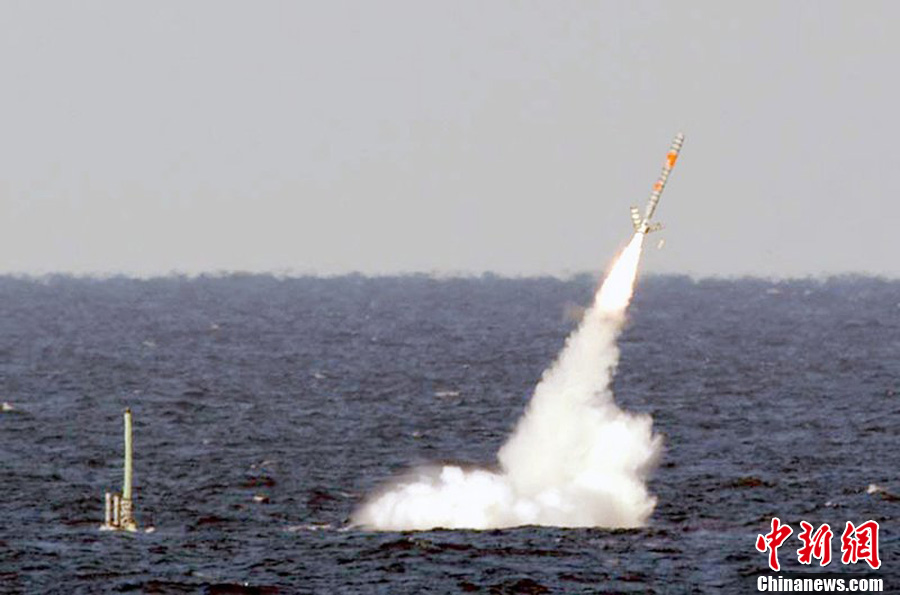 In a BBC interview, U.S. Defence Secretary Chuck Hagel said the U.S. forces stands ready to strike Syria if President Obama gives order. Photo taken on Aug. 15 shows the nuclear-powered submarine USS Florida launching a Tomahawk cruise missilen. [Chinanews.com]