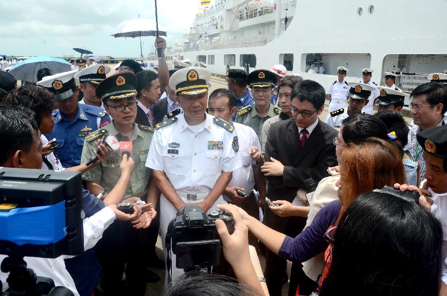 Commander of Chinese hospital ship Peace Ark Shen Hao (C) speaks to the media at Thilawa Port in Yangon, Myanmar, Aug 28, 2013. [Xinhua]