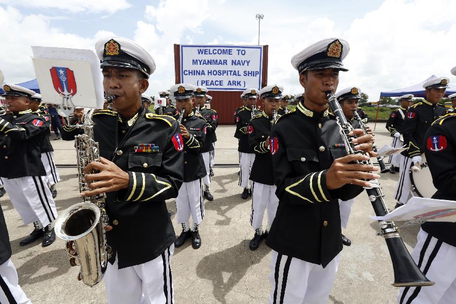 Myanmar Navy band members perform upon the arrival of Chinese hospital ship Peace Ark at Thilawa Port in Yangon, Myanmar, Aug 28, 2013. [Xinhua]