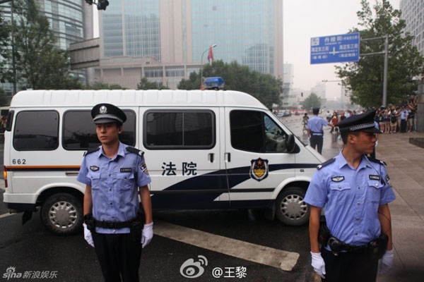 昨日早上，押解李某某的车队开进法院。当日，李某某等5人涉嫌强奸案在海淀法院不公开审理。[Weibo.com]