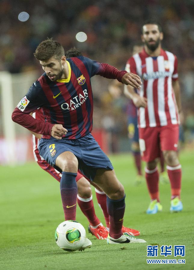  David Villa (L) in action against FC Barcelona's defender Gerard Pique.