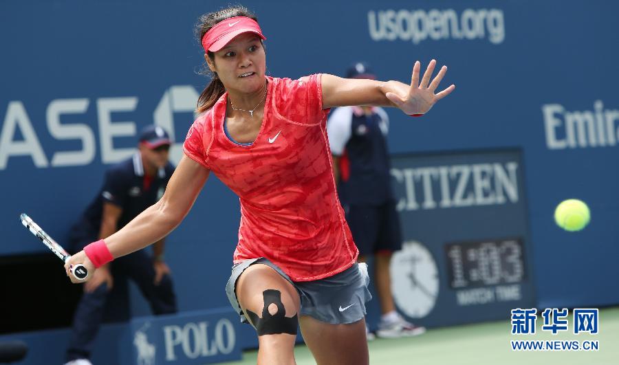  Li Na of China returns a shot to Sofia Arvidsson of Sweden during their 2013 US Open women's singles match at the USTA Billie Jean King National Tennis Center August 28, 2013 in New York.