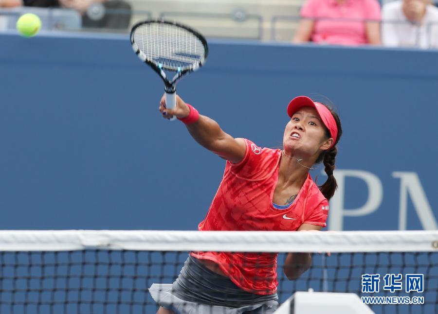 Li Na of China returns a shot to Sofia Arvidsson of Sweden during their 2013 US Open women's singles match at the USTA Billie Jean King National Tennis Center August 28, 2013 in New York.