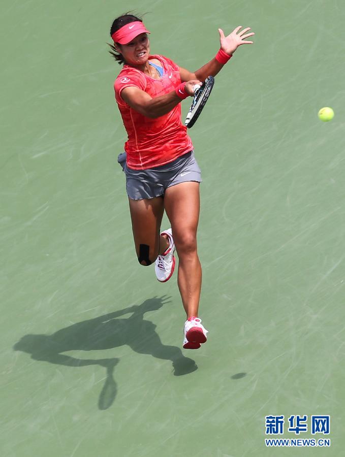 Li Na of China returns a shot to Sofia Arvidsson of Sweden during their 2013 US Open women's singles match at the USTA Billie Jean King National Tennis Center August 28, 2013 in New York.