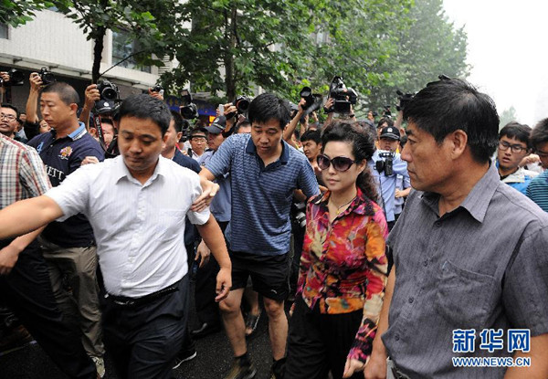 Junior Li's mother, Meng Ge, arrived at the court at 9:10 a.m. on Wednesday. [Photo/Xinhua] 