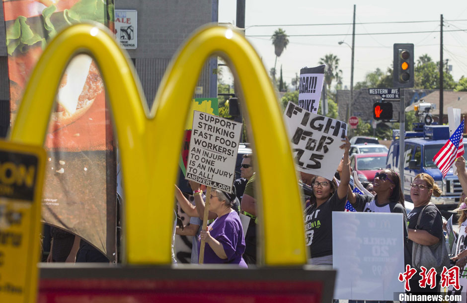 u-s-fast-food-workers-strike-for-higher-pay-china-cn