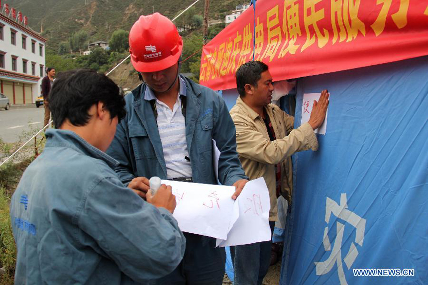 Electricians work to supply electricity to the affected area after an earthquake in Deqen County, southwest China&apos;s Yunnan Province, Aug. 31, 2013