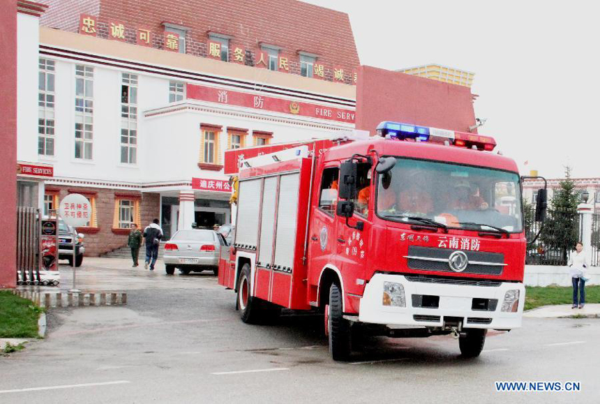 Firefighters prepare to rush to the rescue after an earthquake in Benzilan Township of Deqen County, southwest China&apos;s Yunnan Province, Aug. 31, 2013.