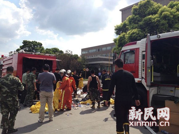 At least 15 people died and 26 others were injured, six critically, after a liquid ammonia leak at a refrigeration unit in Shanghai on Saturday, local authorities said.
