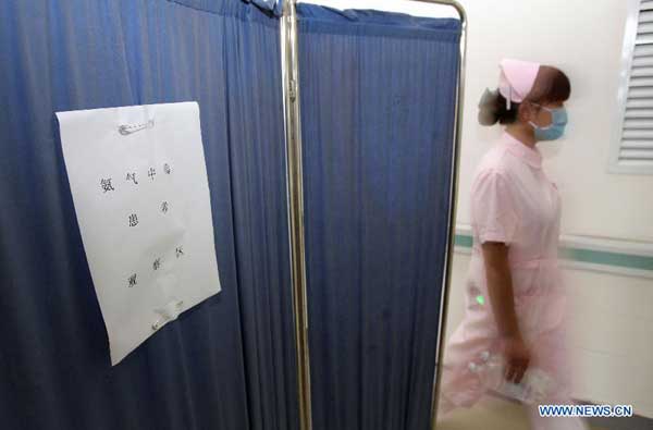 A nurse walks past the observation area for victims of a leak accident at a hospital in the Baoshan District of Shanghai, east China, Aug. 31, 2013. At least 15 people died and 26 others were injured after a liquid ammonia leak at the refrigeration unit of the Shanghai Weng's Cold Storage Industrial Co. Ltd. on Saturday, local authorities said. [Photo: Xinhua]