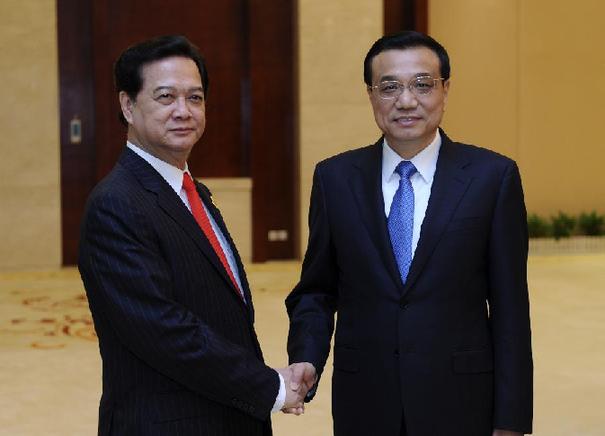 Chinese Premier Li Keqiang (R) meets with Vietnamese Prime Minister Nguyen Tan Dung, who is here to attend the 10th ASEAN-China Expo, in Nanning, capital of south China's Guangxi Zhuang Autonomous Region, Sept. 2, 2013. [Zhang Duo/Xinhua] 