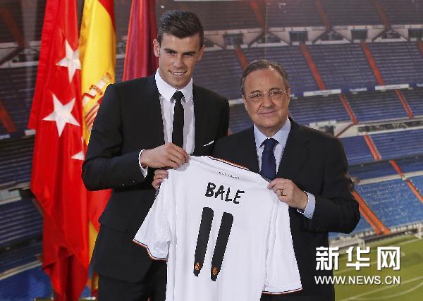 Gareth Bale poses with Real Madrid president Florentino Perez during Monday's event at Santiago Bernabeu Stadium.