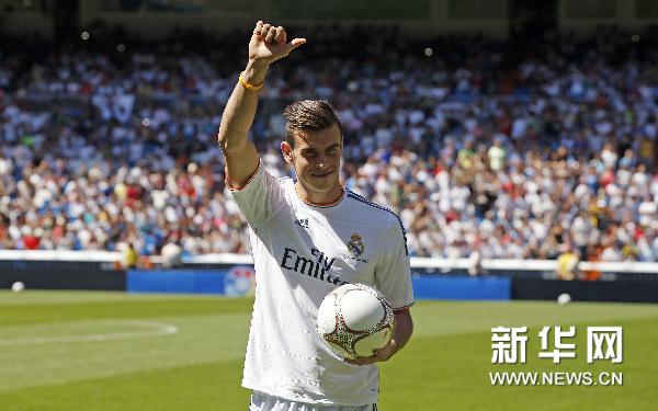  Bale poses for the media and supporters during his Bernabeu presentation.