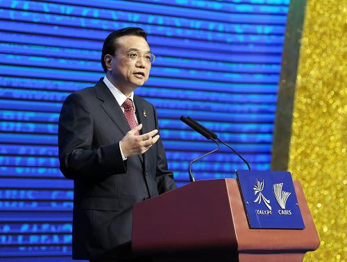Premier Li Keqiang delivers a keynote speech at the 10th ASEAN-China Expo in Nanning on September 3, 2013. [Xinhua Photo]