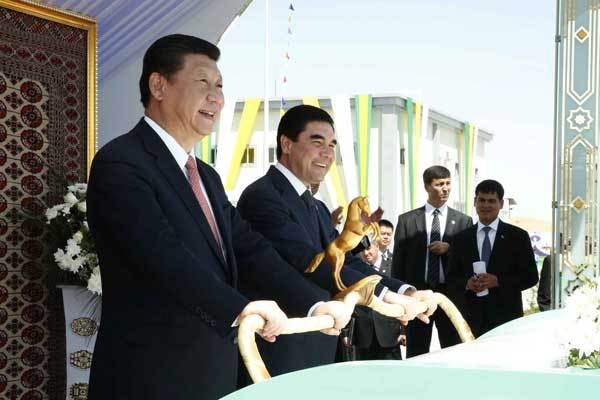 President Xi Jinping and his Turkmen counterpart Gurbanguly Berdymukhamedov attend a ceremony marking the completion of the first phase of the Galkynysh gas field in Mary, Turkmenistan, on Wednesday. The field will supply billions of cubic meters of natural gas a year to China.[Ju Peng/Xinhua]