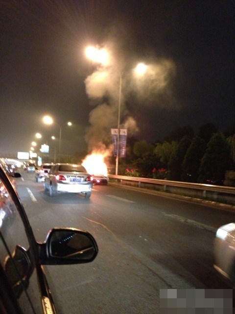 A Lamborghini car suddenly caught fire on Beijing's fourth ring road on Wednesday evening, People's Daily reported.