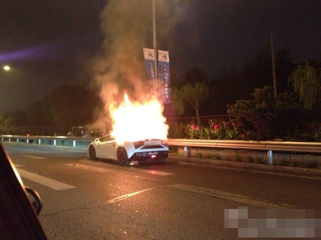 A Lamborghini car suddenly caught fire on Beijing's fourth ring road on Wednesday evening, People's Daily reported.