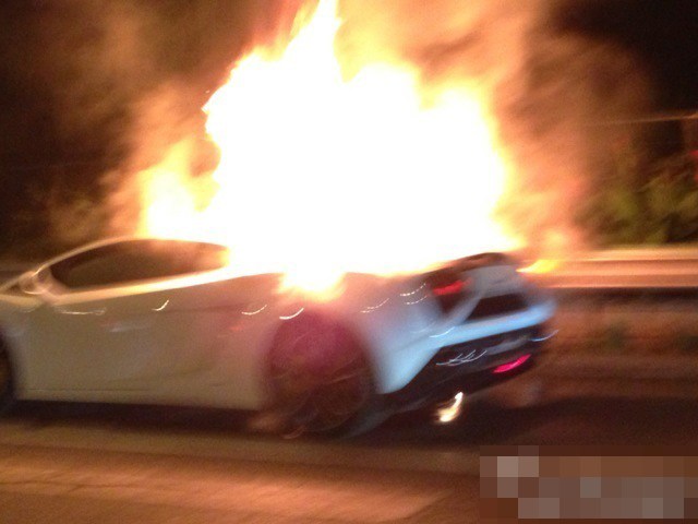 A Lamborghini car suddenly caught fire on Beijing's fourth ring road on Wednesday evening, People's Daily reported.