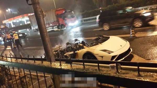 A Lamborghini car suddenly caught fire on Beijing's fourth ring road on Wednesday evening, People's Daily reported.