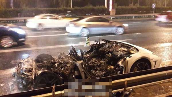 A Lamborghini car suddenly caught fire on Beijing's fourth ring road on Wednesday evening, People's Daily reported.