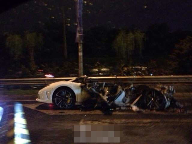 A Lamborghini car suddenly caught fire on Beijing's fourth ring road on Wednesday evening, People's Daily reported.