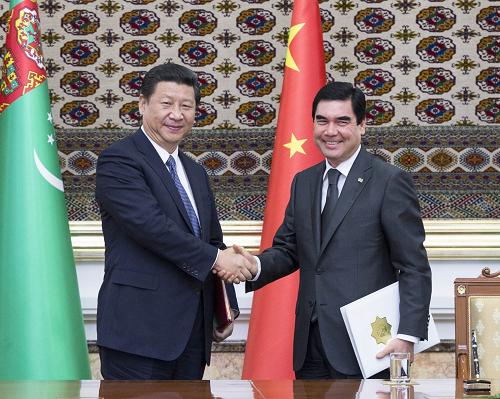 Chinese President Xi Jinping (L) shakes hands with his Turkmenian counterpart Gurbanguly Berdymukhamedov after signing a joint declaration on establishing a strategic partnership between the two countries in Ashkhabad, capital of Turkmenistan, Sept. 3, 2013. [Wang Ye/Xinhua]