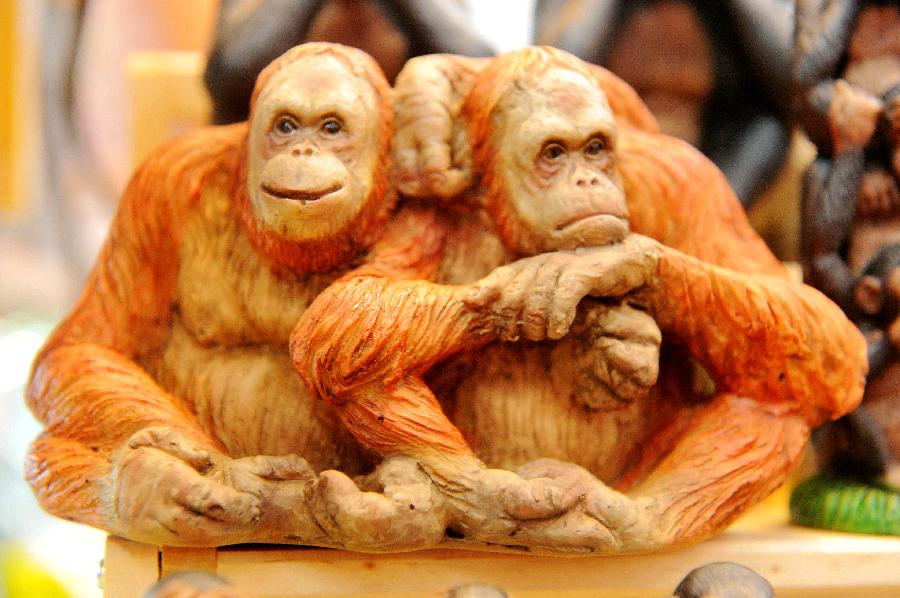 A pair of woodcarved orangutans from Malaysia are seen at the 10th China-ASEAN Expo in Nanning, capital of south China's Guangxi Zhuang Autonomous Region, Sept. 4, 2013. Opened in Nanning on Tuesday, the expo attracted more than 2,300 companies from China and the Association of Southeast Asian Nations (ASEAN). 