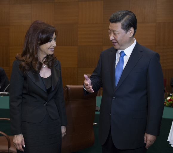 Chinese President Xi Jinping (R) meets with Argentine counterpart Cristina Fernandez in St. Petersburg, Russia, Sept. 5, 2013.
