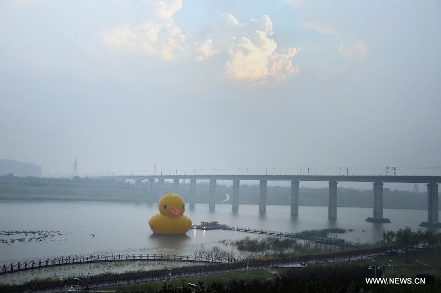 CHINA-BEIJING-GIANT RUBBER DUCK (CN)