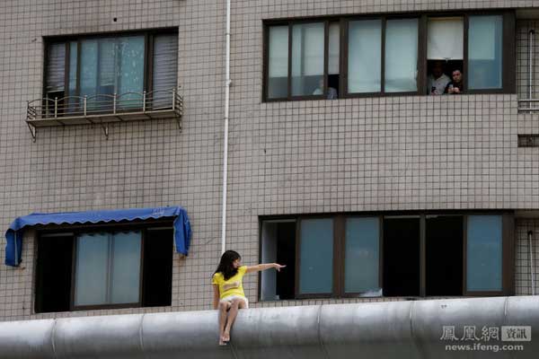 A woman who attempted suicide due to a failed breast implant was pulled to safety in Shanghai's Jing'an District.
