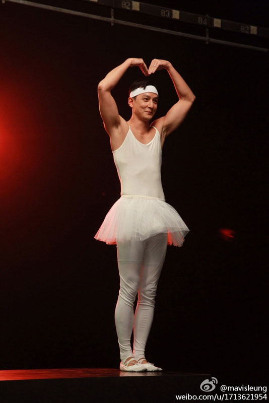照片中,吴彦祖露出结实漂亮的肌肉却身着一身芭蕾舞裙,表情夸张动作