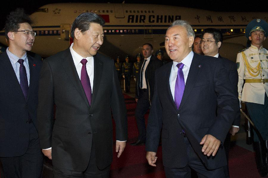 Chinese President Xi Jinping (R, front) is welcomed by Kazakh President Nursultan Nazarbayev (L, front) upon his arrival in Astana, Kazakhstan, Sept. 6, 2013. Chinese President Xi Jinping arrived here Friday for a state visit to Kazakhstan after attending a Group of 20 (G20) summit in the Russian city of St. Petersburg. 