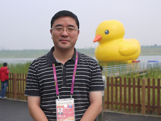 Qiao Xiaopeng, the Executive Director of Beijing Garden Expo&apos;s publicity department, describes the launch of the Rubber Duck in Beijing on Sept. 6, 2013. [Photo by Xu Lin / China.org.cn]