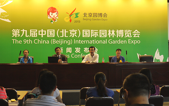 The launch ceremony of the rubber duck at the Beijing Garden Expo Park on Sept. 6, 2013. [Photo by Xu Lin / China.org.cn]