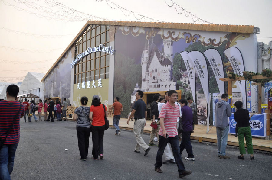 The Munich Oktoberfest started its first-ever tour of Beijing at the Beijing Olympic Park on September 6, 2013. The festival, which will run until September 21, wows beer lovers with a full range of authentic traditional beers and food from Germany.