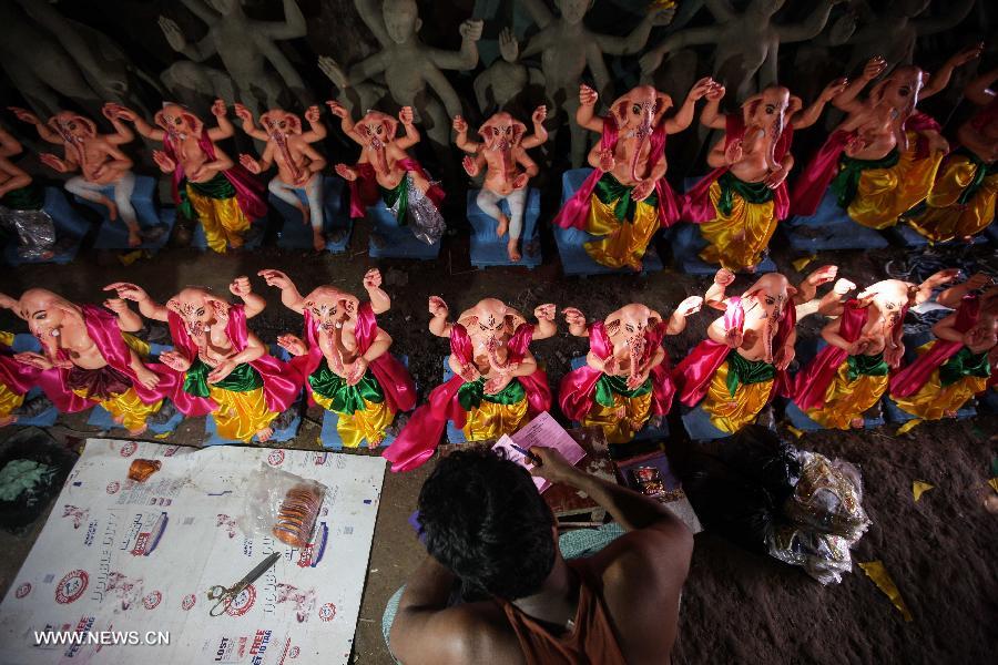 INDIA-NEW DELHI-GANESHA CHATURTHI FESTIVAL-PREPARATION