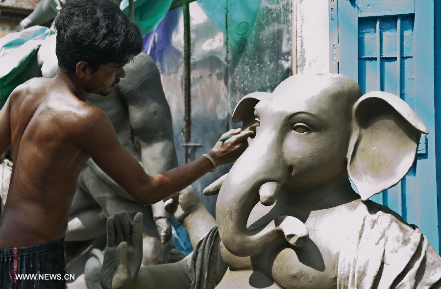 INDIA-CALCUTTA-GANESHA CHATURTHI FESTIVAL-PREPARATION