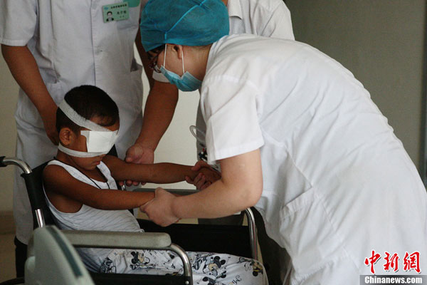 Guo Bin, the 6-year-old boy in Shanxi province that suffered an eye-gouging attack, was admitted on Monday to the hospital run by Dennis Lam, an eye specialist from Hong Kong.