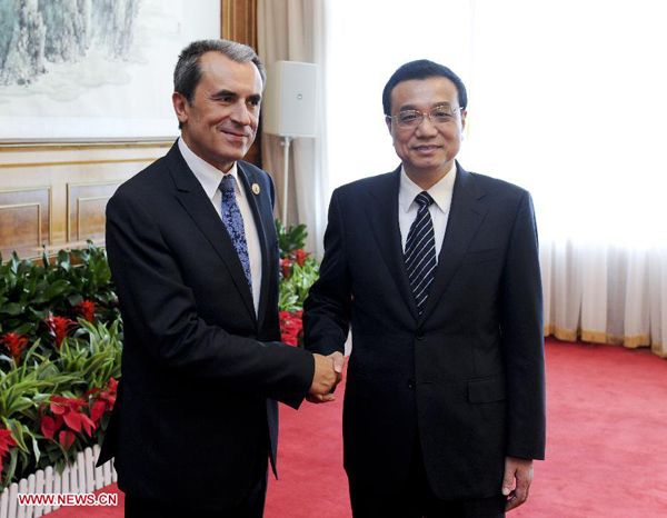 Chinese Premier Li Keqiang (R) meets with Bulgarian Prime Minister Plamen Oresharski in Dalian, northeast China's Liaoning Province, Sept. 10, 2013. Oresharski is in Dalian to attend the Summer Davos Forum, which is scheduled to open on Sept. 11. (Xinhua