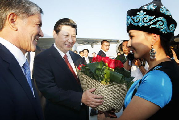  Chinese President Xi Jinping (C) is welcomed by his Kyrgyz counterpart Almazbek Atambaev (L) as he arrives at the airport in Bishkek, Kyrgyzstan, Sept. 10, 2013. (Xinhua/Ju Peng)