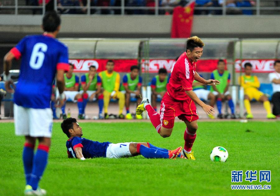  Yang Xu of China tackled by a Malaysian player at an international soccer friendly at the 'Water Drop' stadium on Tuesday.