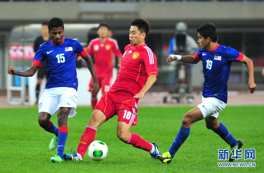 Liu Jianye and K. Gurusamy vied for the ball.