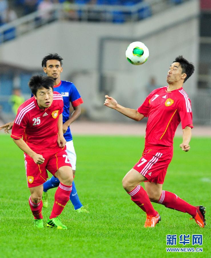  Zhao Xuri of China tried to control the ball. Zhao Xuri of China tried to control the ball.