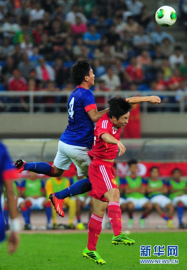 Zheng Long and Asraruddin Putra Omar jumped for a header.