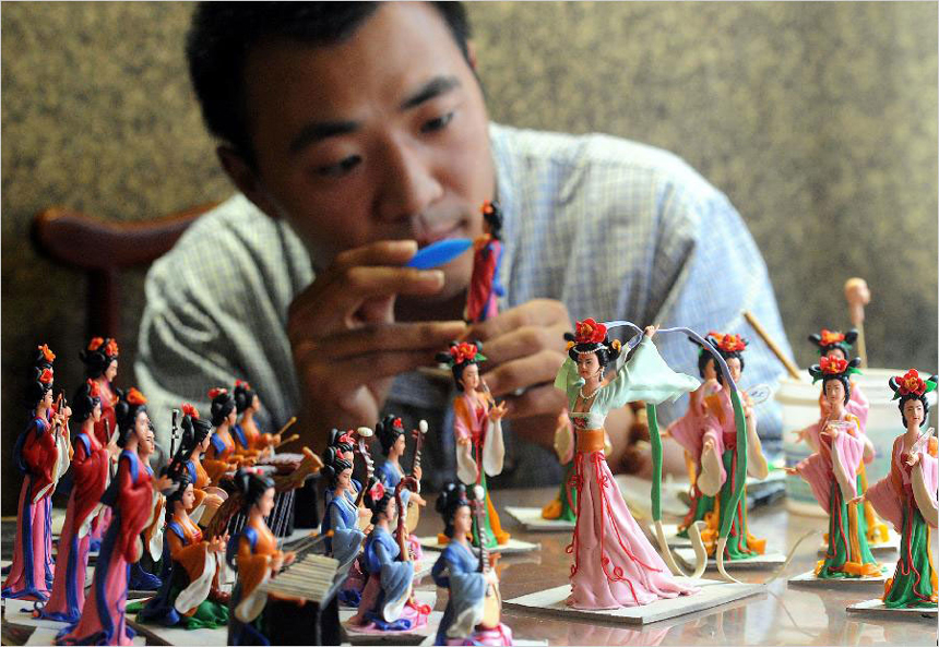 Folk artist Song Chongxun makes dough figurines in Shantang Street, a scenic spot in Suzhou City, east China&apos;s Jiangsu Province, Sept. 10, 2013. [Photo/Xinhua]