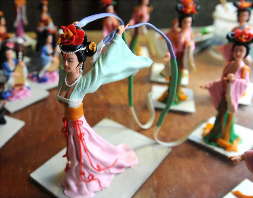 Photo taken on Sept. 10, 2013 shows dough figurines created by folk artist Song Chongxun in Shantang Street, a scenic spot in Suzhou City, east China&apos;s Jiangsu Province. [Photo: Xinhua/Hang Xingwei] 